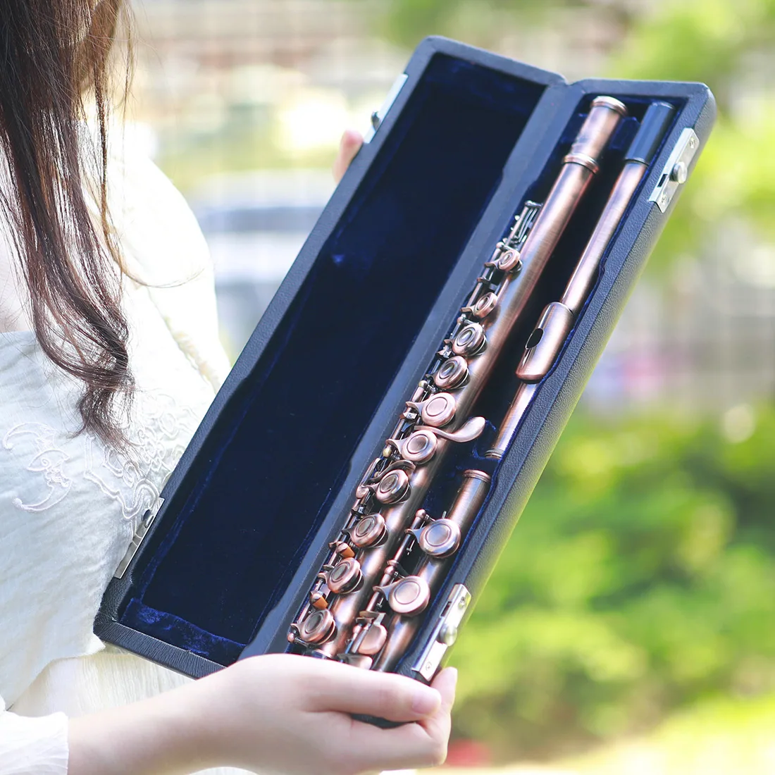 16 hole flute with C/C key and E key, arranged in a red antique style flute, for beginners to play in a band and for grading pur 18