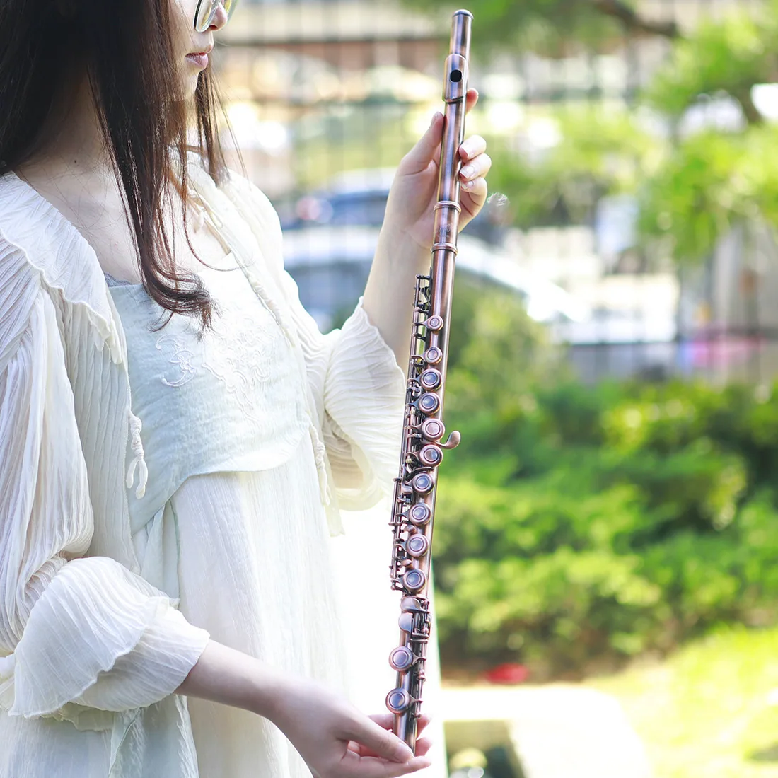 16 hole flute with C/C key and E key, arranged in a red antique style flute, for beginners to play in a band and for grading pur 17