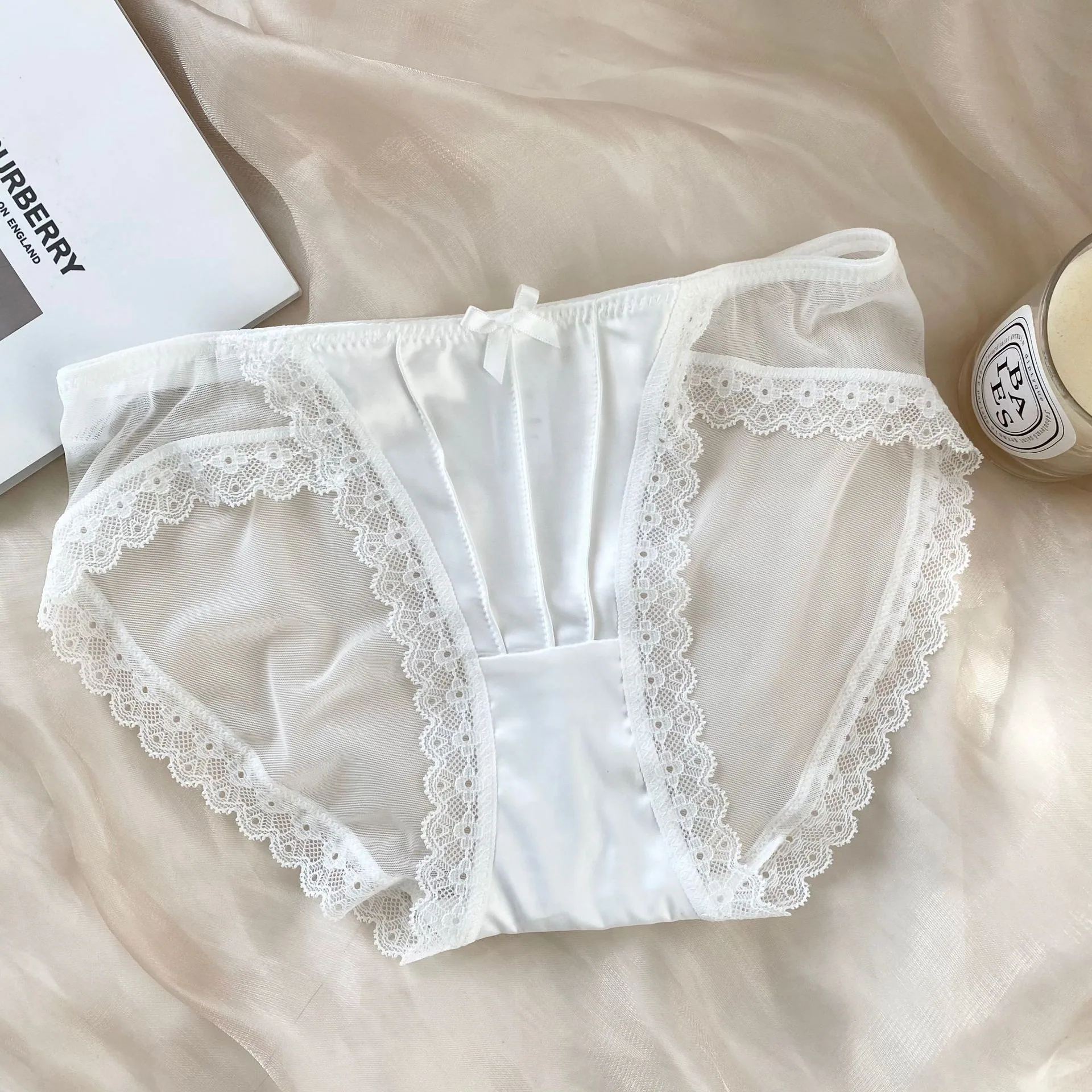 Französische Retro-Satin-Unterwäsche aus reiner weißer Spitze, sexy Mesh-Großhandel für Damen, Dreieckshose für Mädchen mit niedriger Taille 3