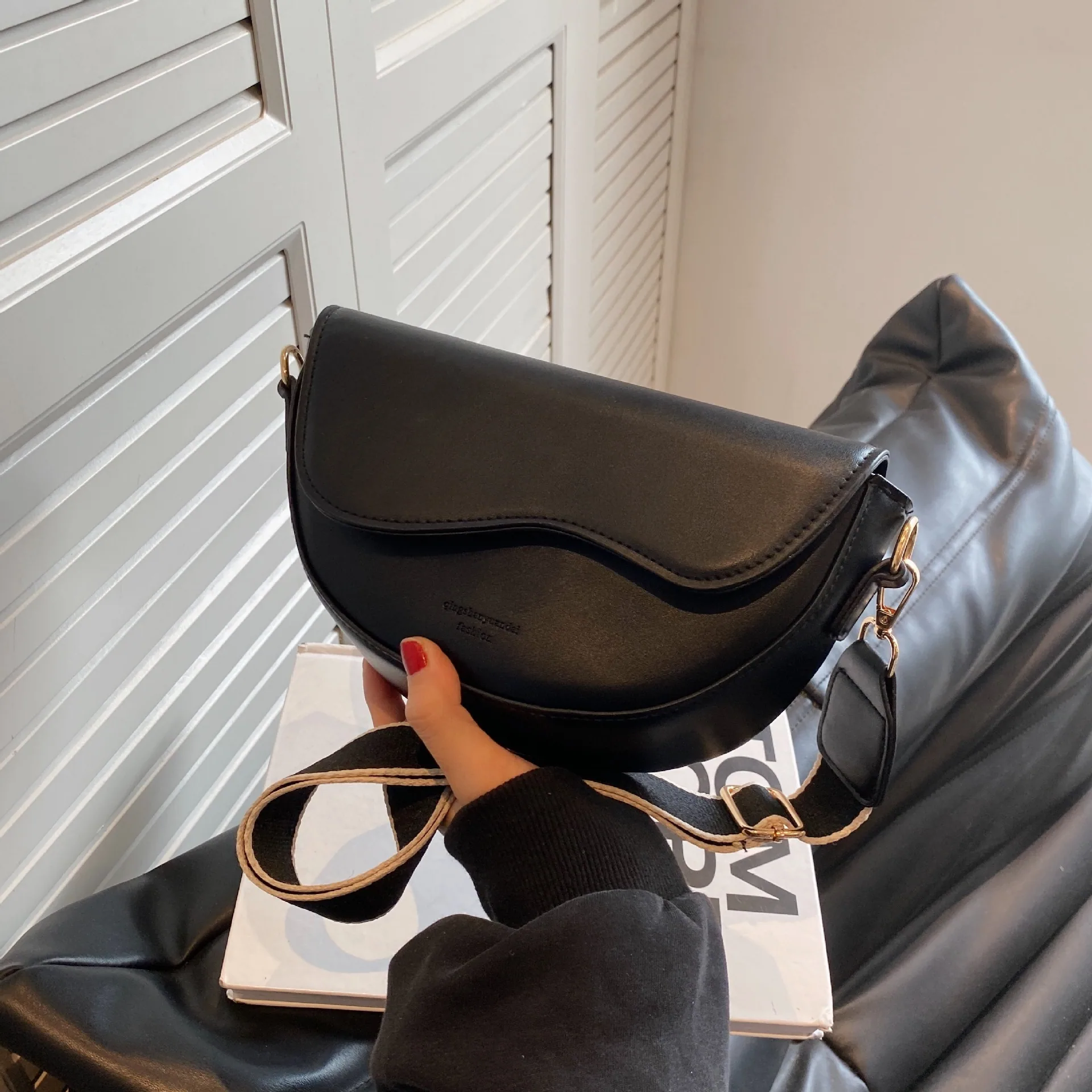 Womens bag 2024 new texture cross-border trend popular versatile crossbody bag fashionable small square bag shoulder bag saddle 3