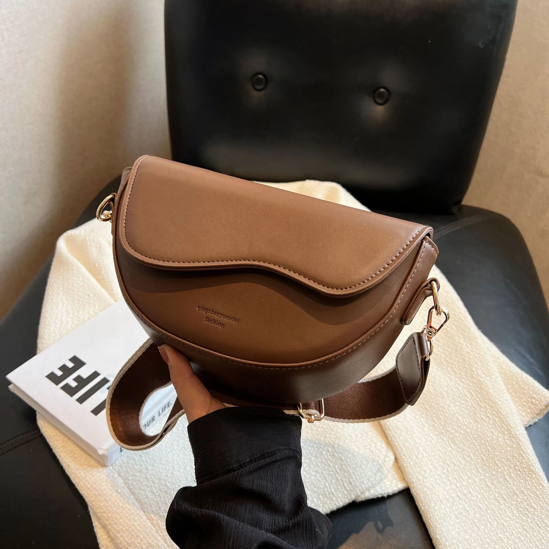 Womens bag 2024 new texture cross-border trend popular versatile crossbody bag fashionable small square bag shoulder bag saddle 2