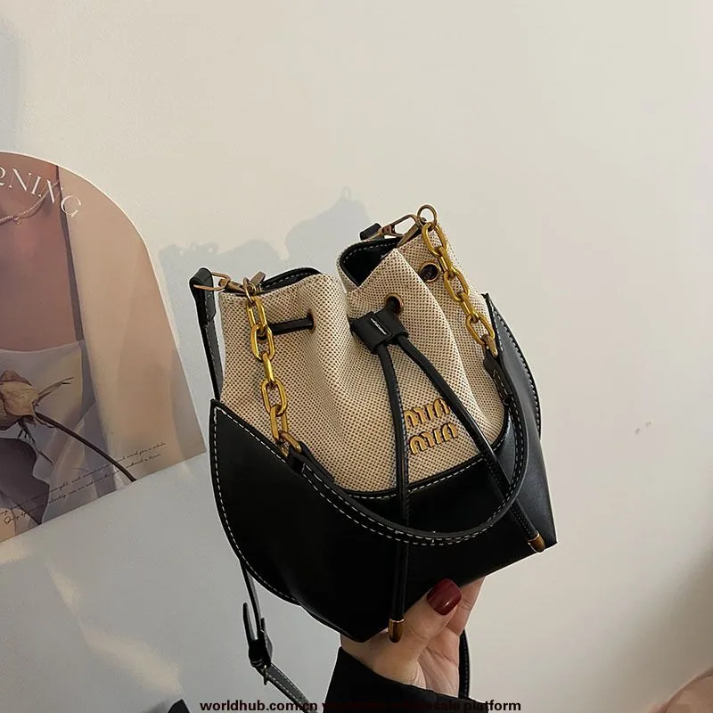2024 Cross border new niche design French hand-held bucket bag, womens trendy canvas contrasting single shoulder crossbody bag
