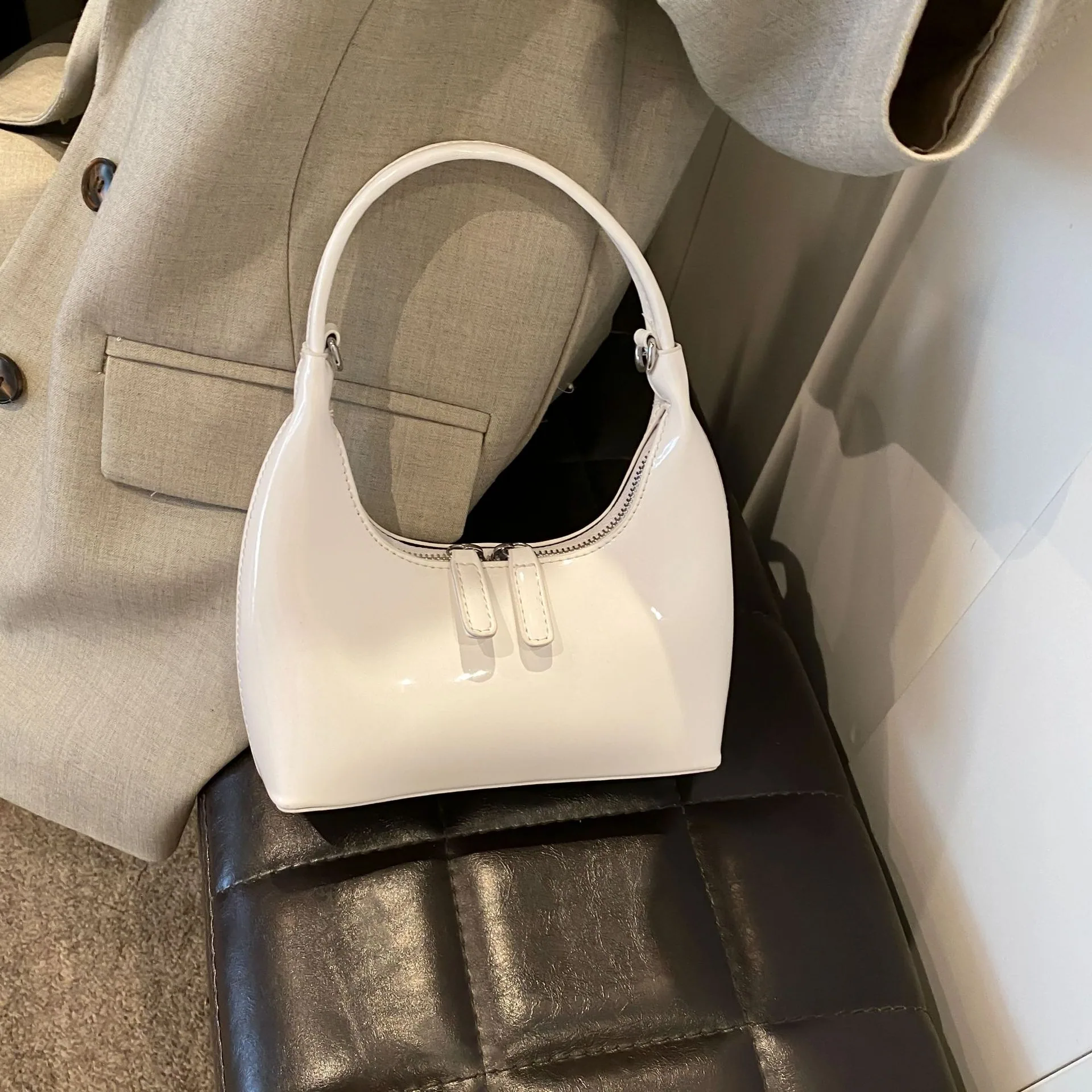 2024 Autumn New Fashion Laminated Shiny Tote Bag Cross Versatile Simple One Shoulder Cross Arm Commuter Womens Bag