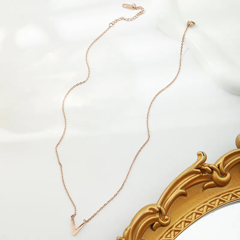 Cross border European and American letter V jewelry set, light luxury, simple fashion, versatile, high-end, exquisite earring br