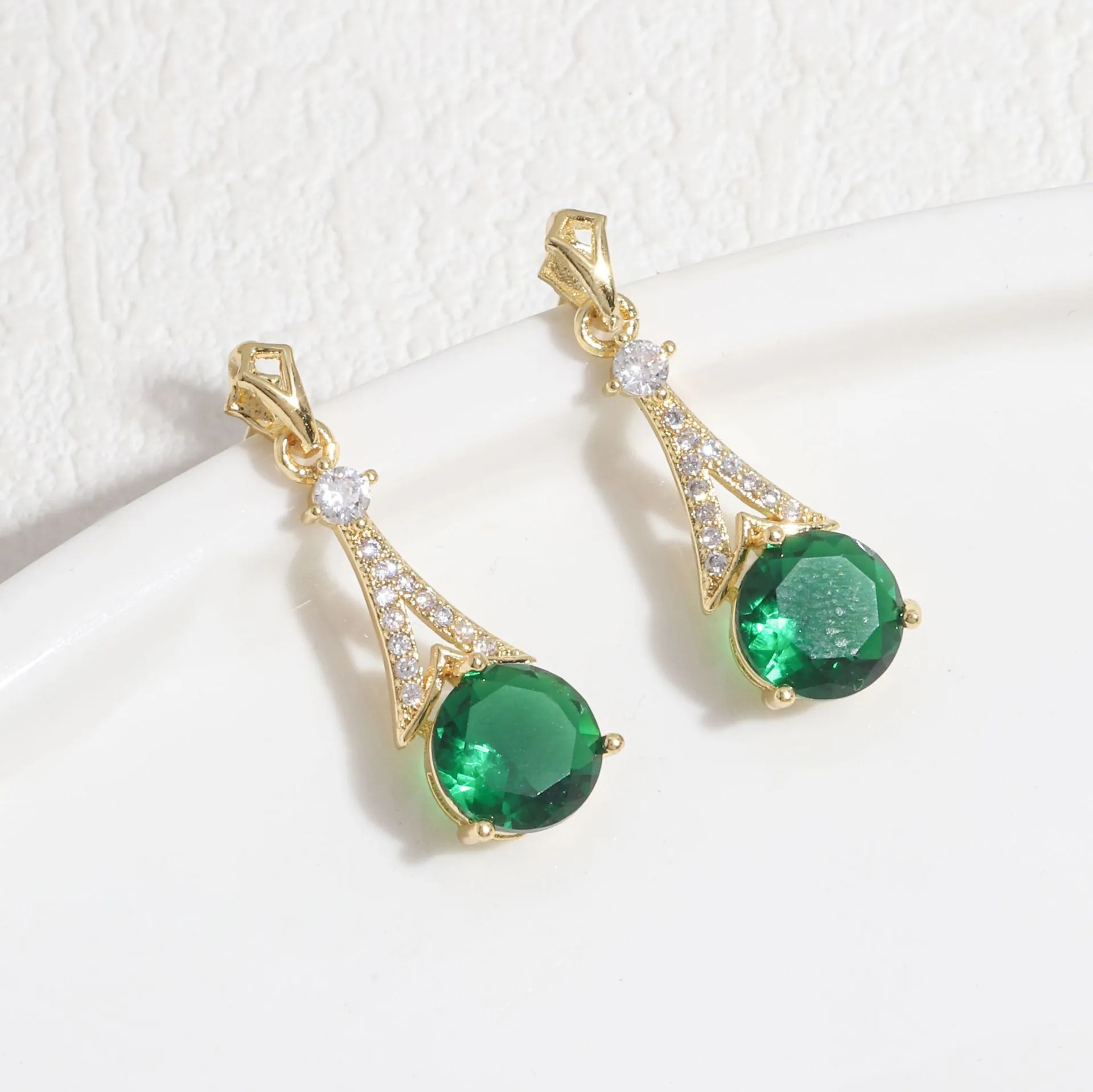 Kalung zirkon zirkon zamrud bertatah mikro bertatah mikro set perhiasan anting-anting stud besi ringan mewah tidak pudar barang kemas 2