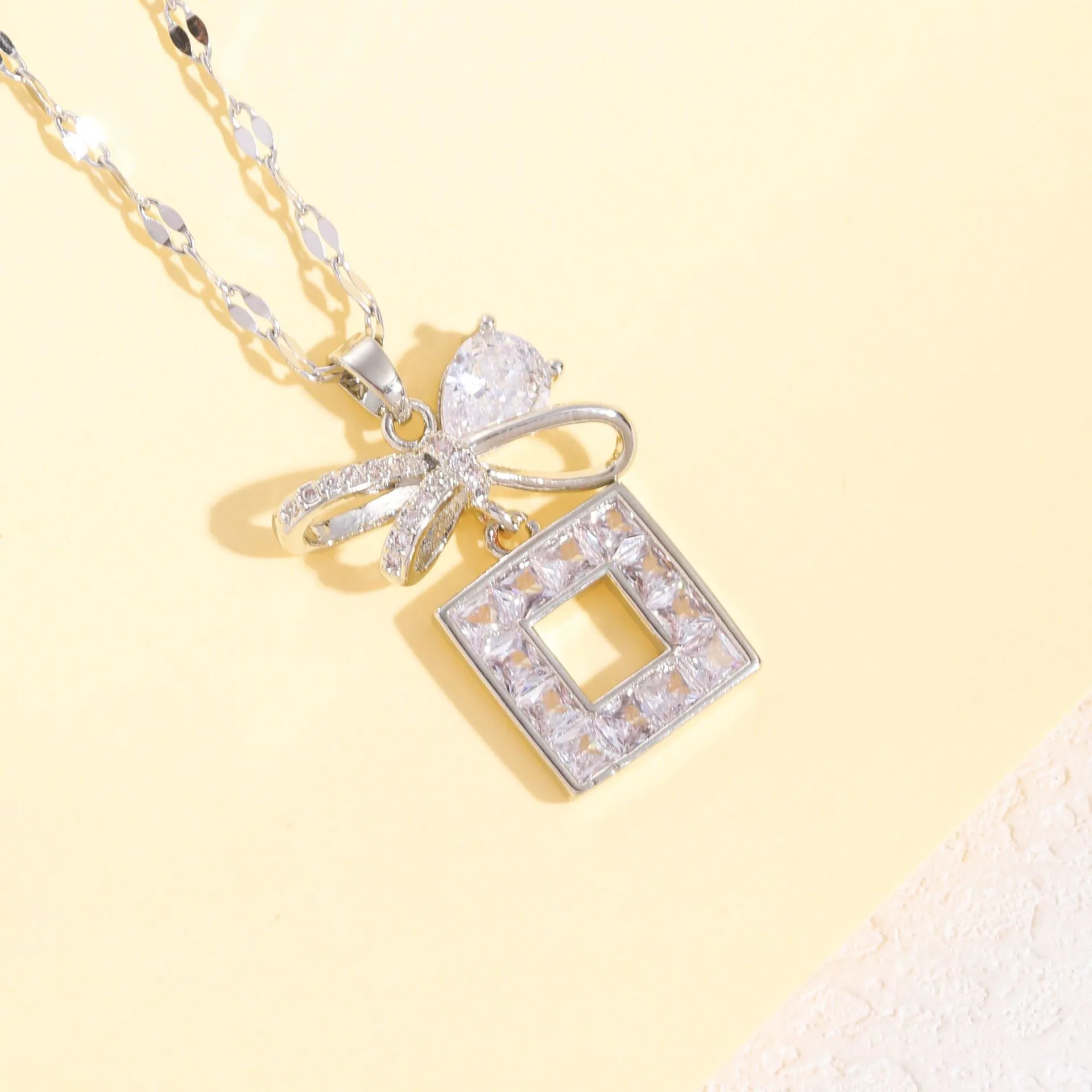 New Bow Jewelry Set Womens Necklace Light Luxury Design Simple and Fashionable OL Zircon Pendant Ear Accessories