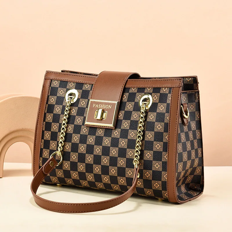 The new summer 2024 simple and fashionable checkerboard one-shoulder crossbody high-end foreign style chain bag 2
