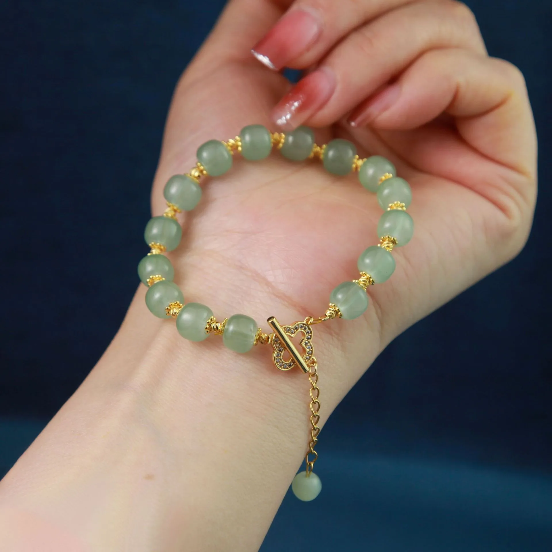 Xiaohongshu has the same national style four-leaf clover one-word buckle gold silk bell bracelet niche palace design to give gif - Bracelets & Bangles 2