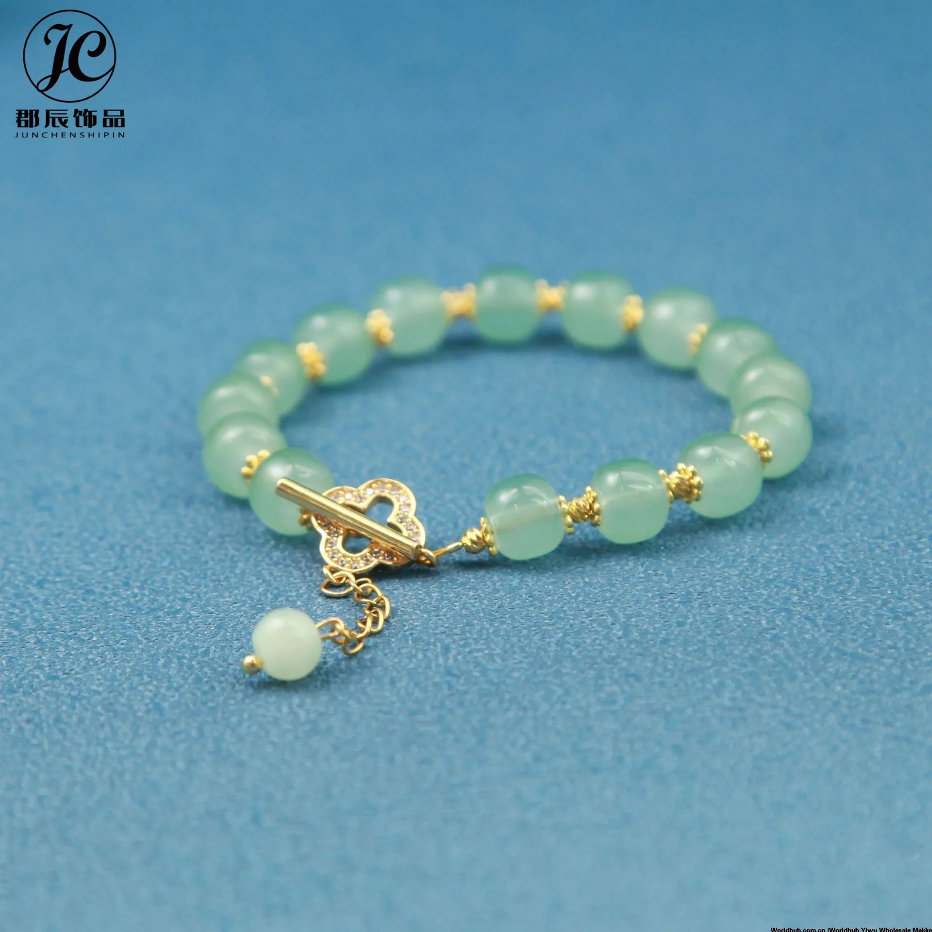 Xiaohongshu has the same national style four-leaf clover one-word buckle gold silk bell bracelet niche palace design to give gif - Bracelets & Bangles 3