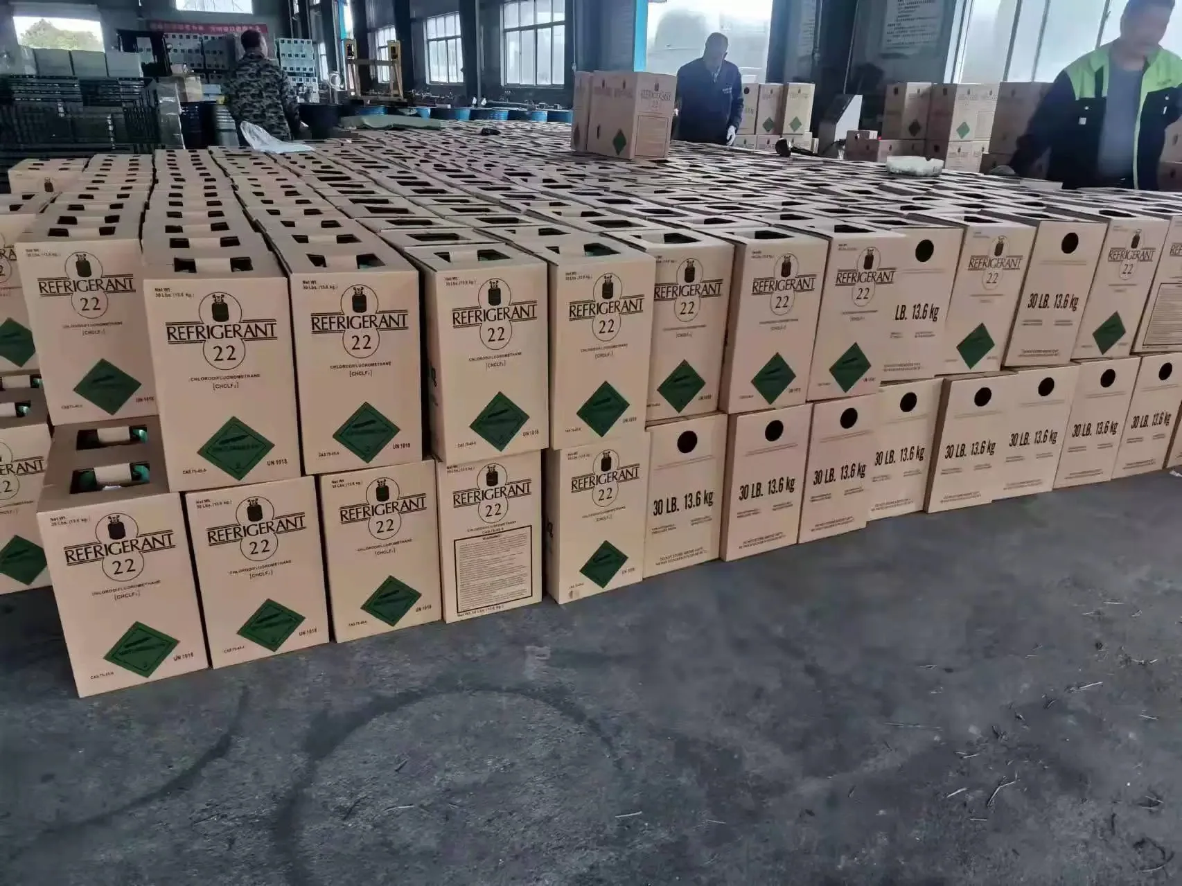 The net weight of the factory R22 refrigerant Freon air conditioning refrigerant refrigerant is 13.6kg 12