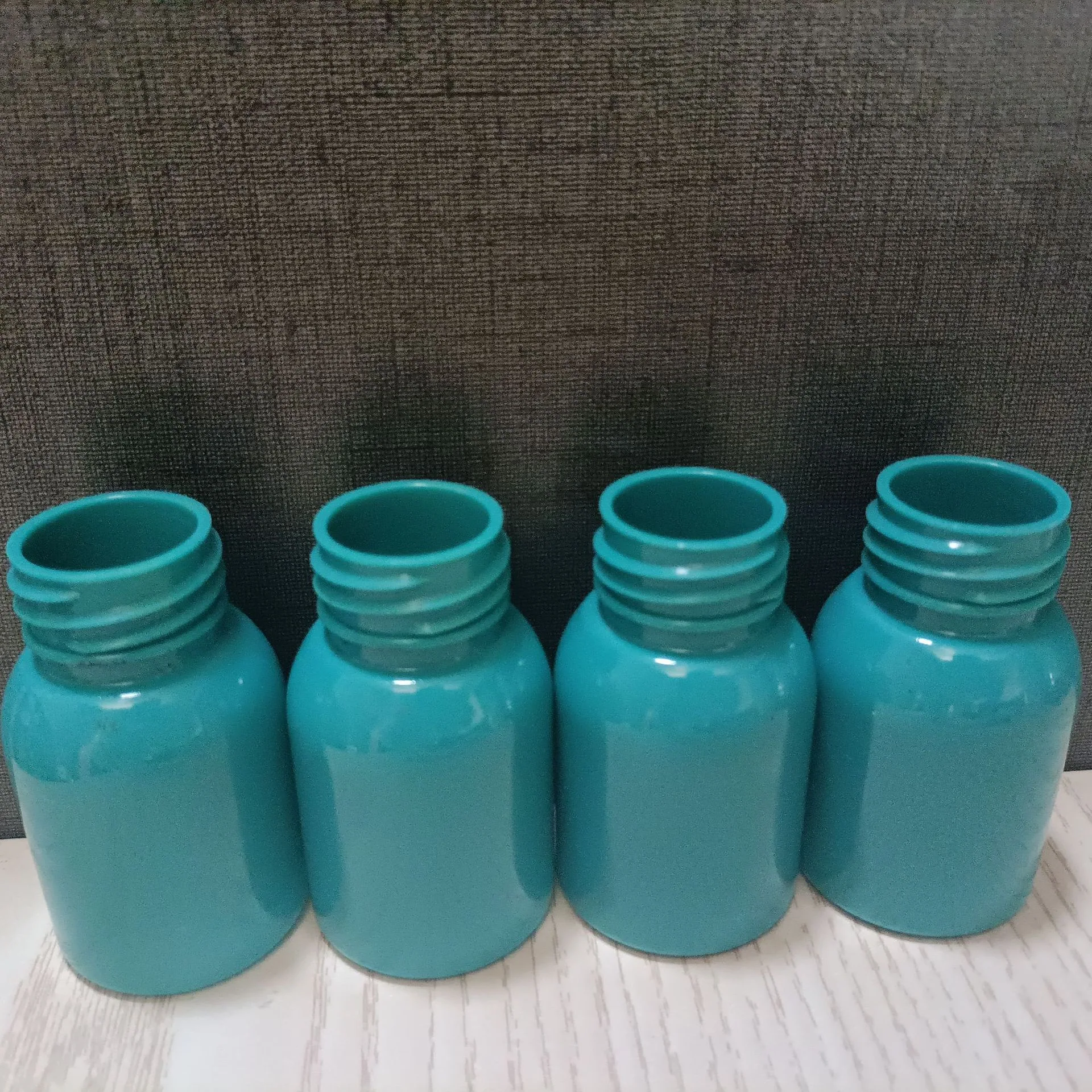 Der Hersteller aus Taizhou produziert und verkauft automatische PET-Pestizidflaschen, eine von zwei Kunststoff-Blasformmaschinen 6
