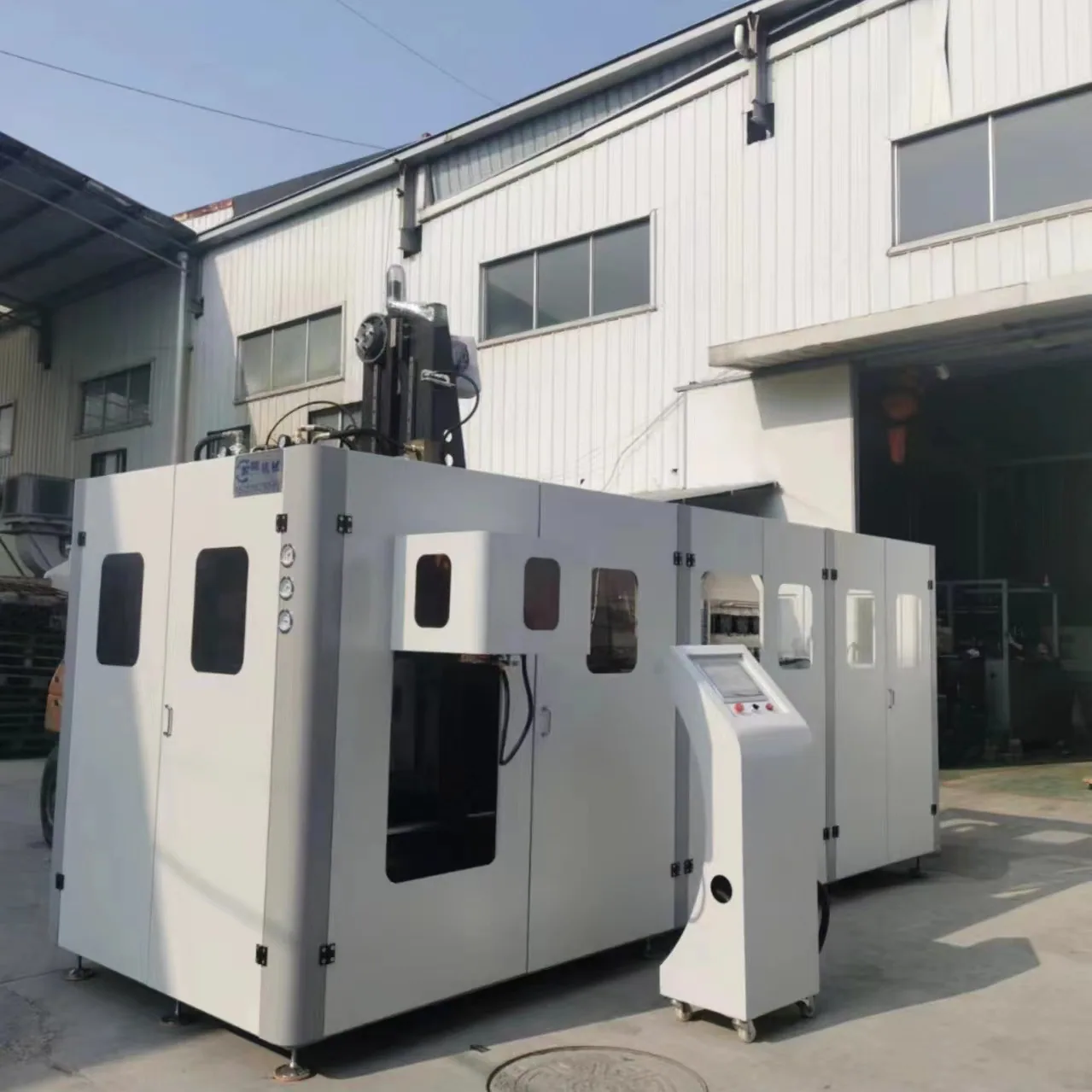 Der Hersteller aus Taizhou produziert und verkauft automatische PET-Pestizidflaschen, eine von zwei Kunststoff-Blasformmaschinen 8