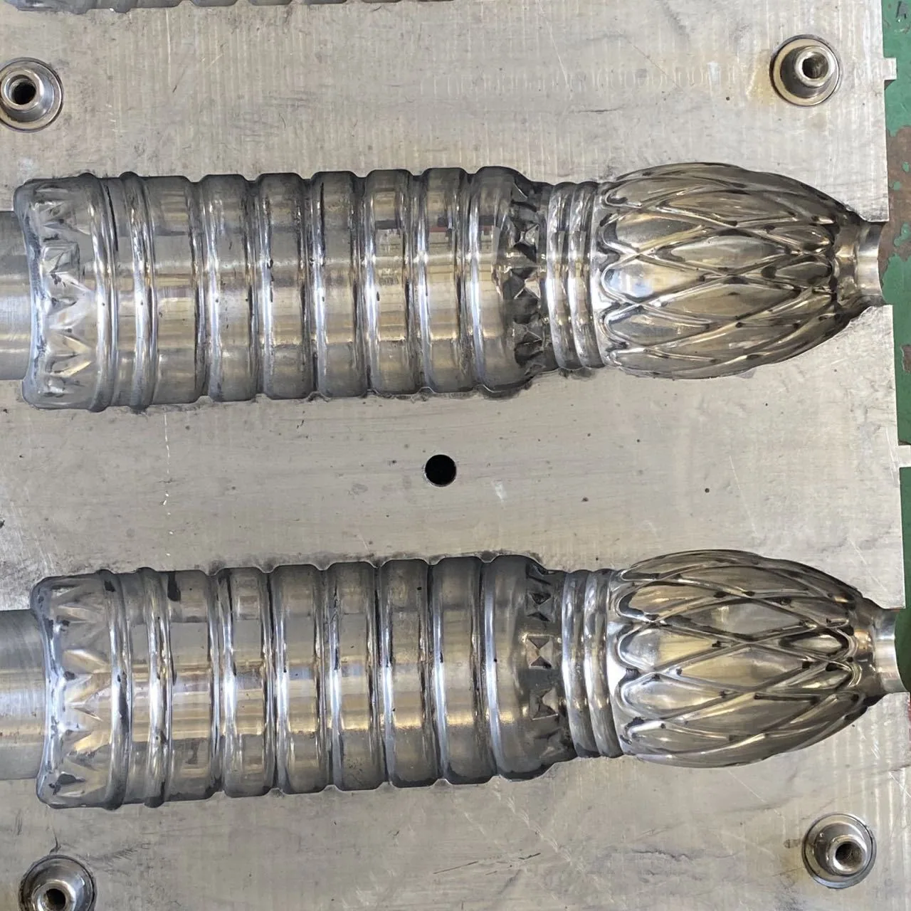 Der Hersteller aus Taizhou produziert und verkauft automatische PET-Pestizidflaschen, eine von zwei Kunststoff-Blasformmaschinen 5