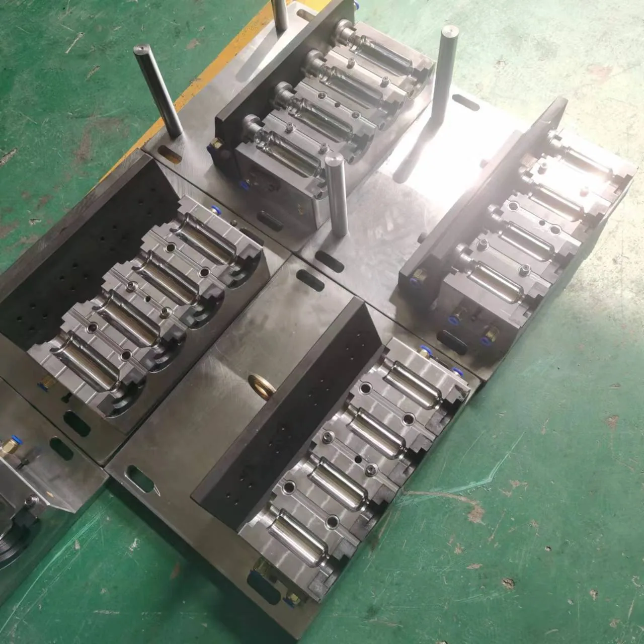 Taizhou usine directe machine de moulage par soufflage de plastique bouteille de boisson ligne de production automatique un sur quatre PET à grande vitesse blo 2