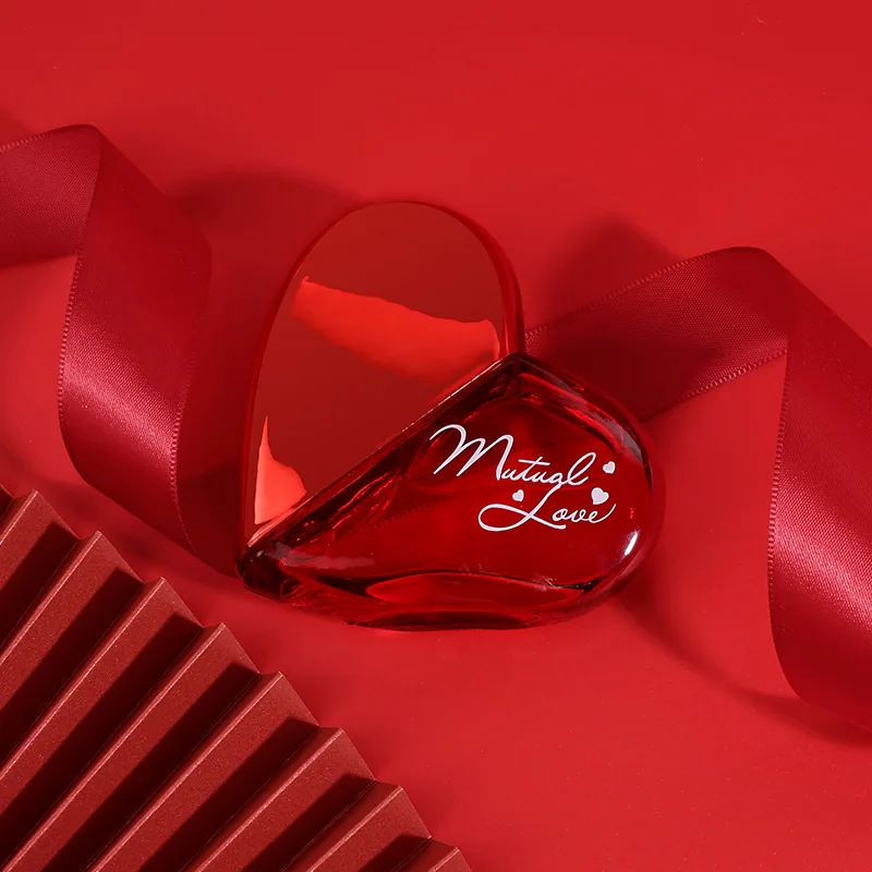 The use scene of the perfume of the lady of love and heart, the atmosphere of sincere holiday gifts, and the simple version o