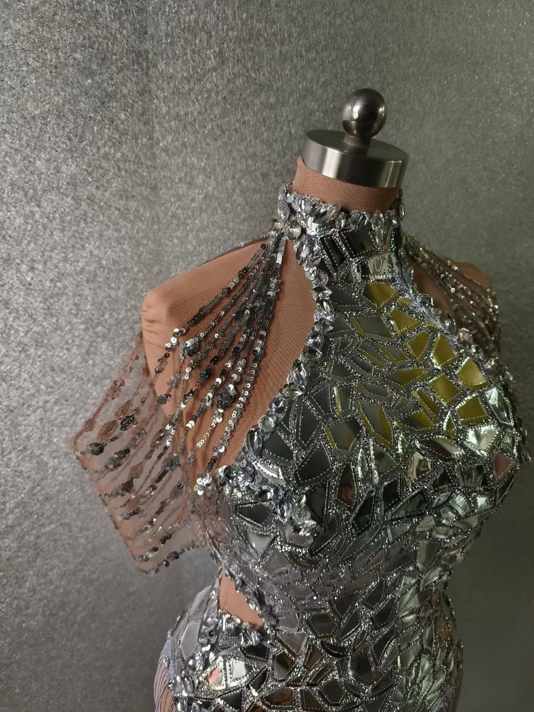Cross border hot selling sequin tassel sexy backless short skirt Nightclub female singer Gogo performance outfit details clos