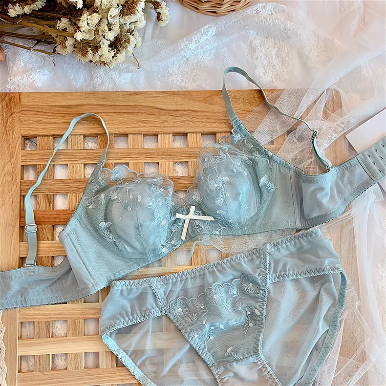 Kristal bardaklarla süslenmiş romantik çiçekler, ince kız çocuk iç çamaşırları, toplanmış küçük göğüsler, seksi büyük göğüsler, küçük sütyen takımı 7