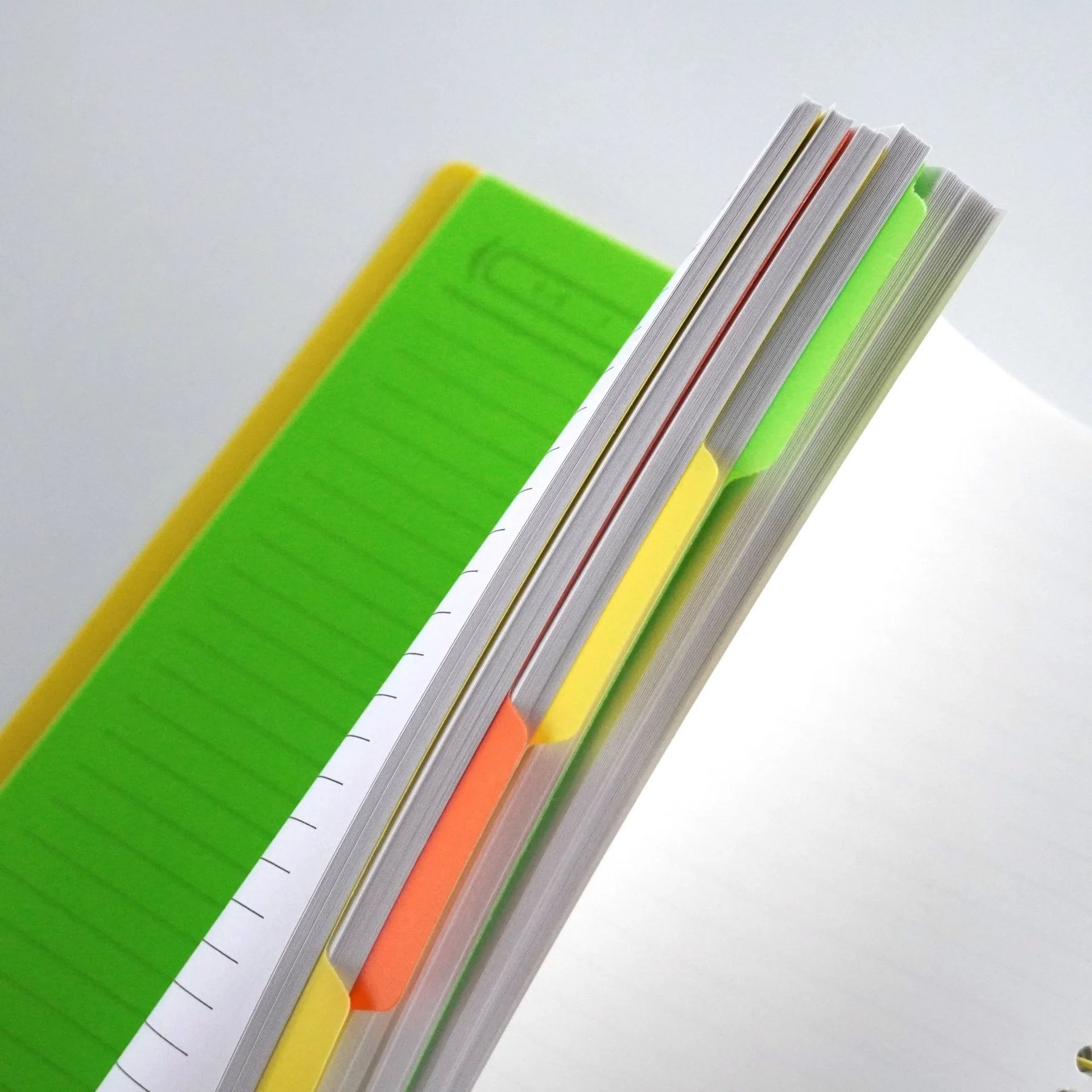 Sesuaikan agenda perancangan mingguan dan bulanan Buku agenda peribadi dengan buku nota pembahagi 4