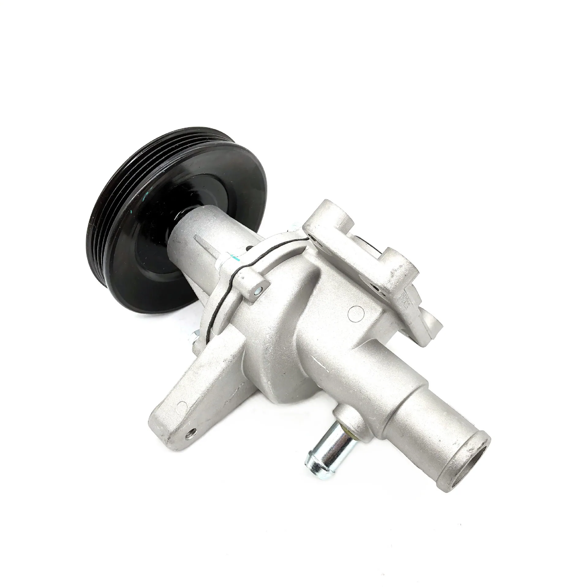 Applicable to Chevrolet New Sail 1.2 Wuling Hongguang SPARK engine water pump cooling water pump 24515010 6