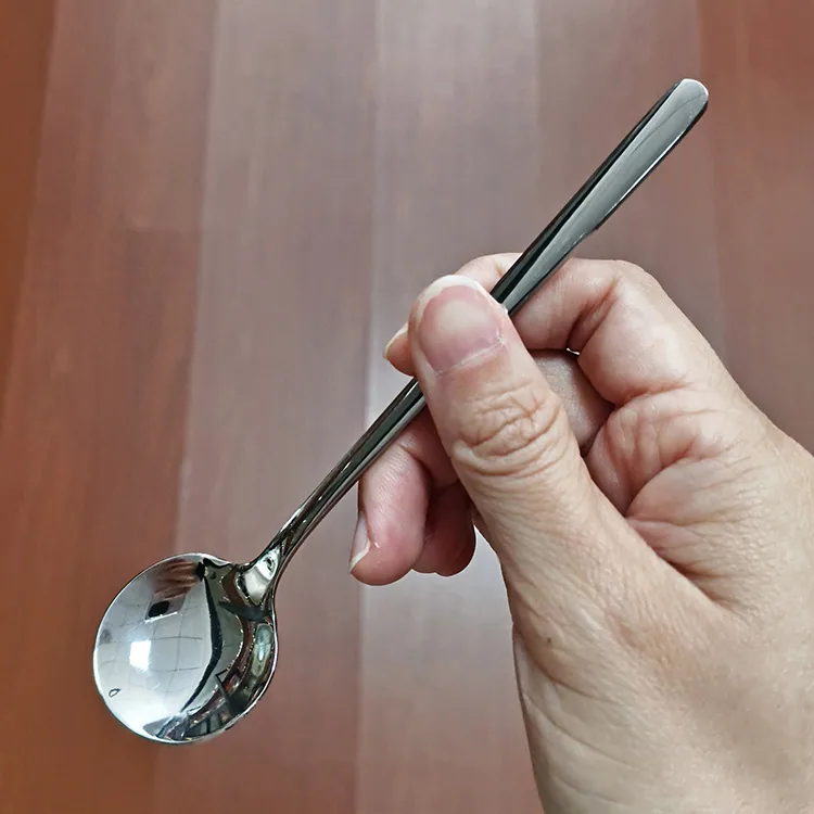 Stainless steel small round spoons are mostly used for spooning spoons, small spoons, restaurant afternoon tea dessert spoons, s 17