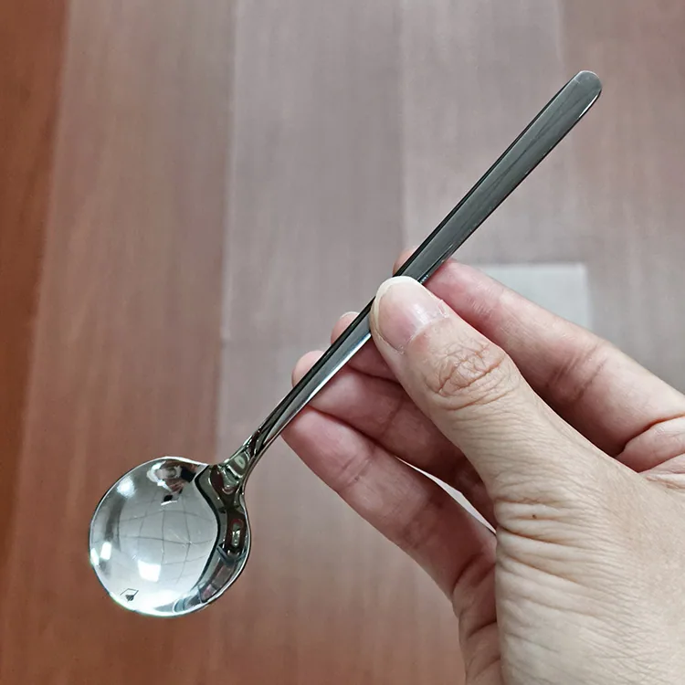 Stainless steel small round spoons are mostly used for spooning spoons, small spoons, restaurant afternoon tea dessert spoons, s 8